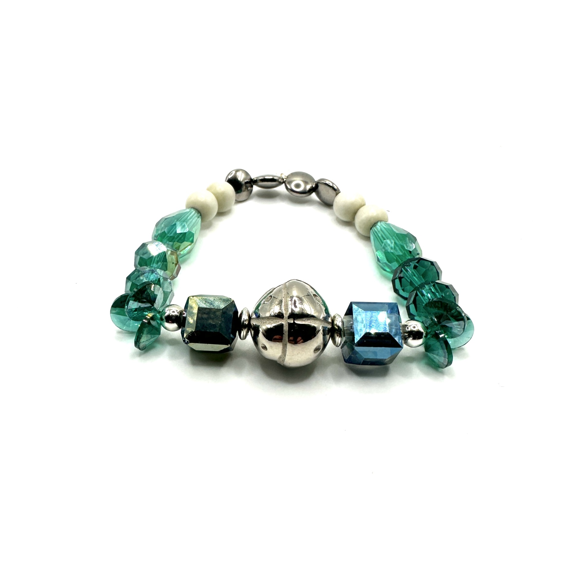 Pulseira elástica com cristais verdes Pulseira com contas verdes, brancas e metálicas sobre fundo branco