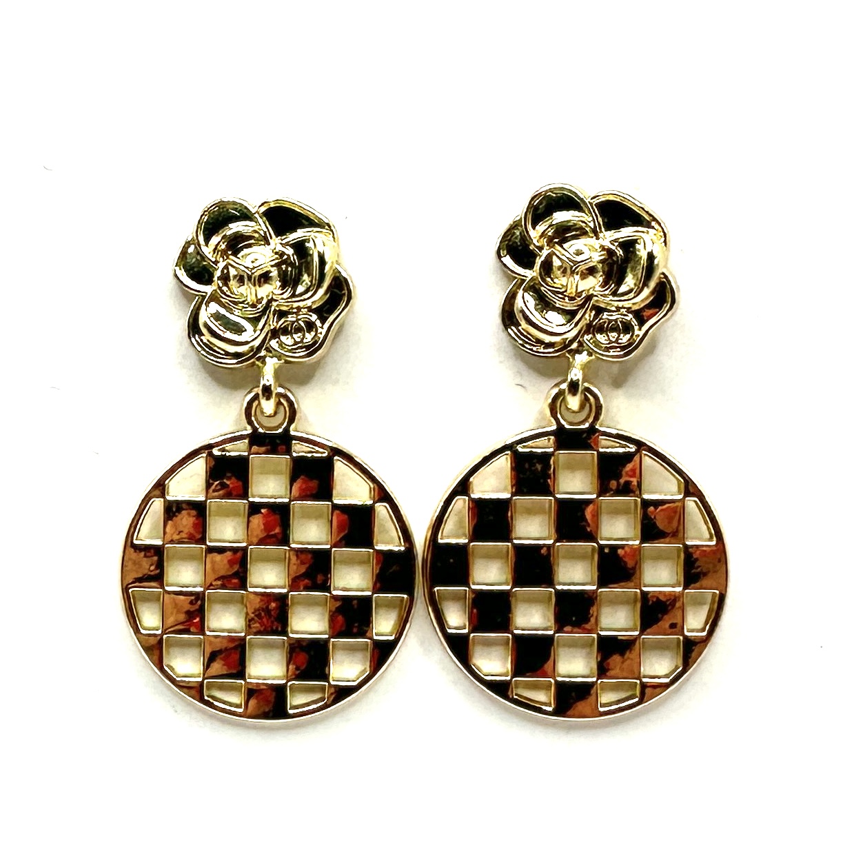 Brincos dourados flor e xadrez Brincos dourados com fecho de flor e pendente redondo xadrez castanho e preto