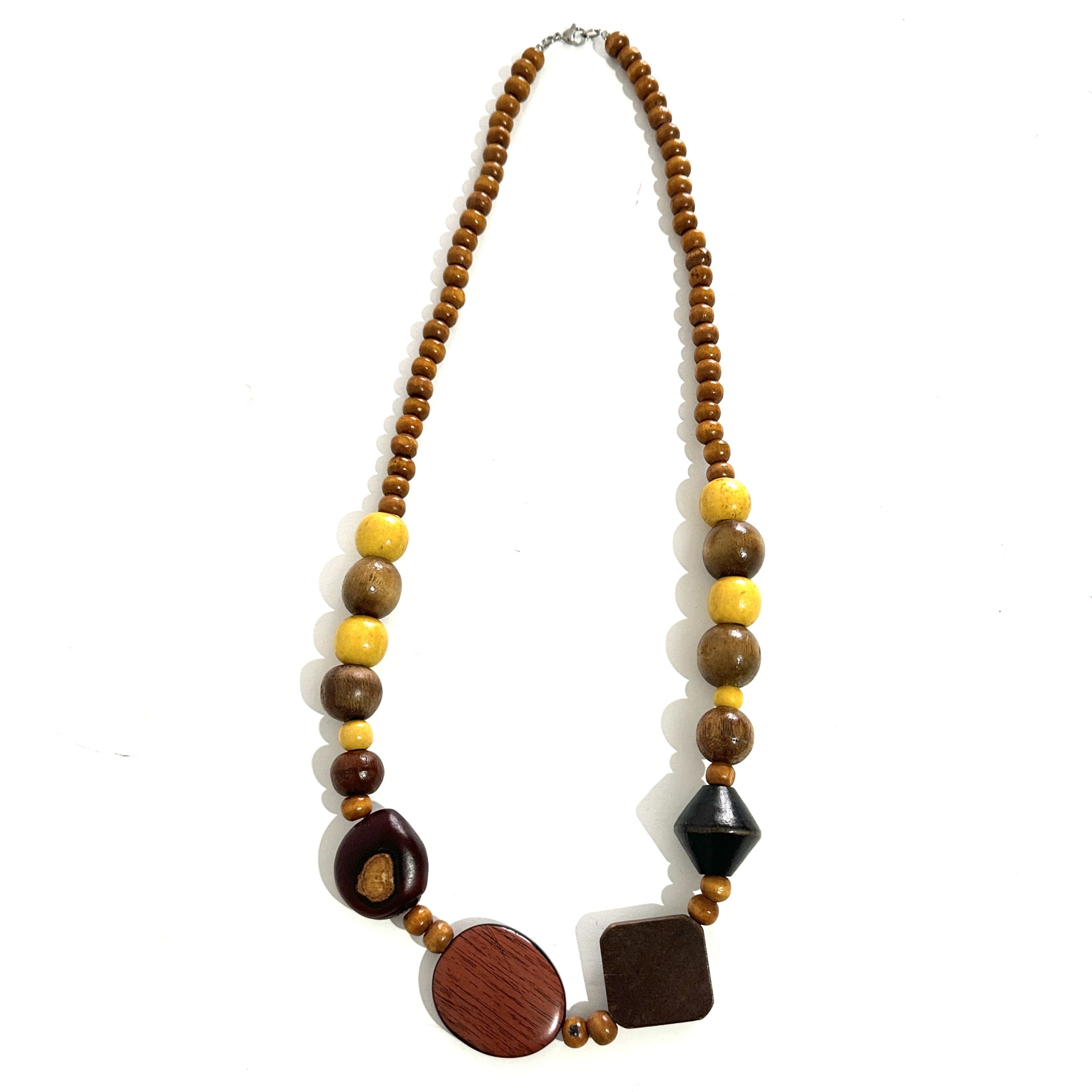 Colar leve em madeira Colar artesanal com contas de madeira em diversos tons castanho, amarelo e preto