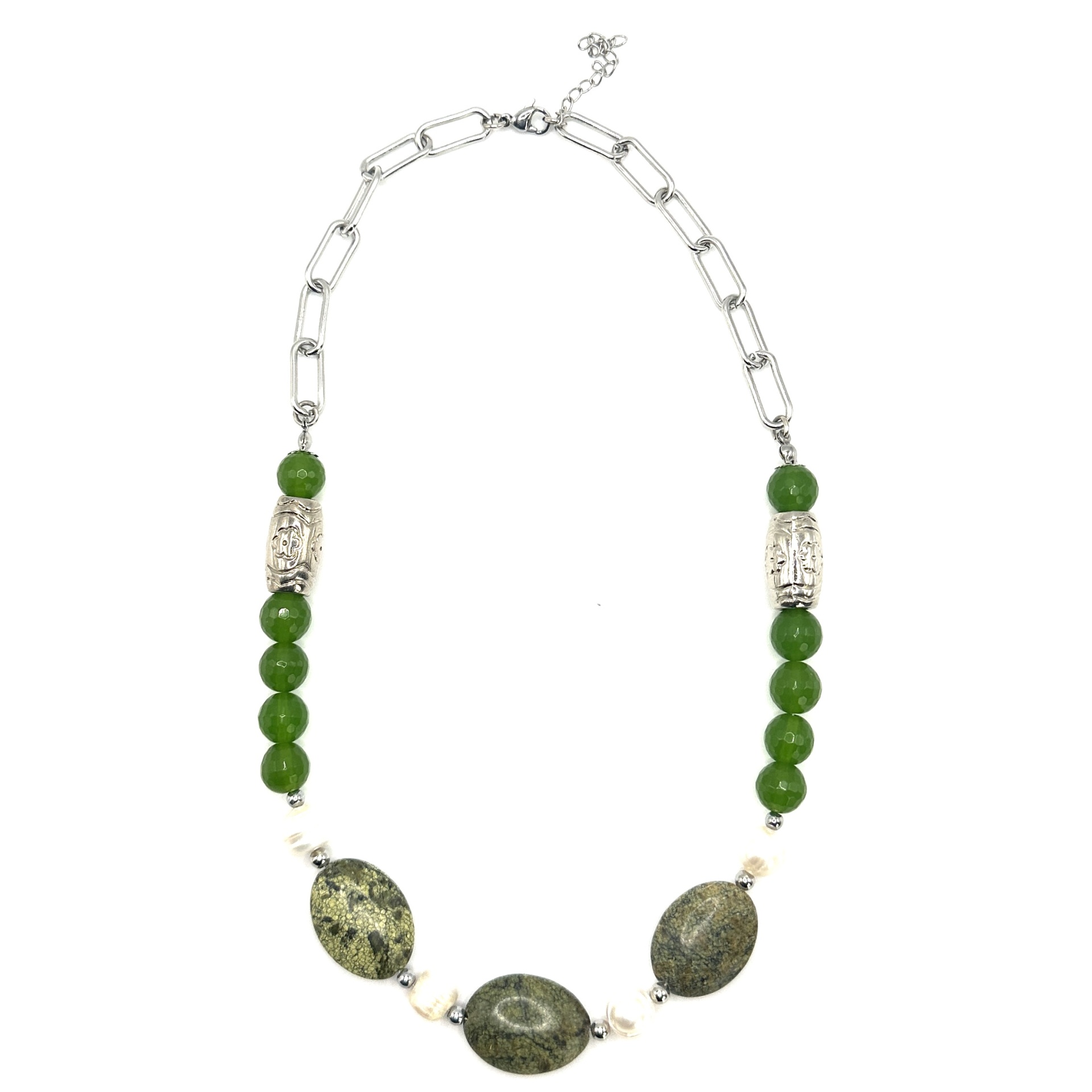 Colar com jade e jaspe verde Colar com corrente prateada, contas verdes e pedras ovais cinza-esverdeadas