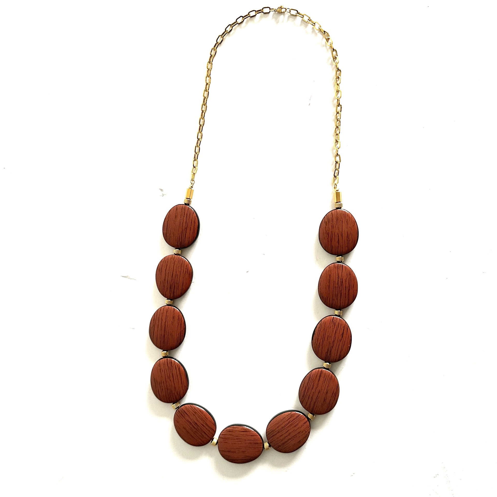 Colar em madeiras Colar com contas ovais de madeira castanha e corrente dourada