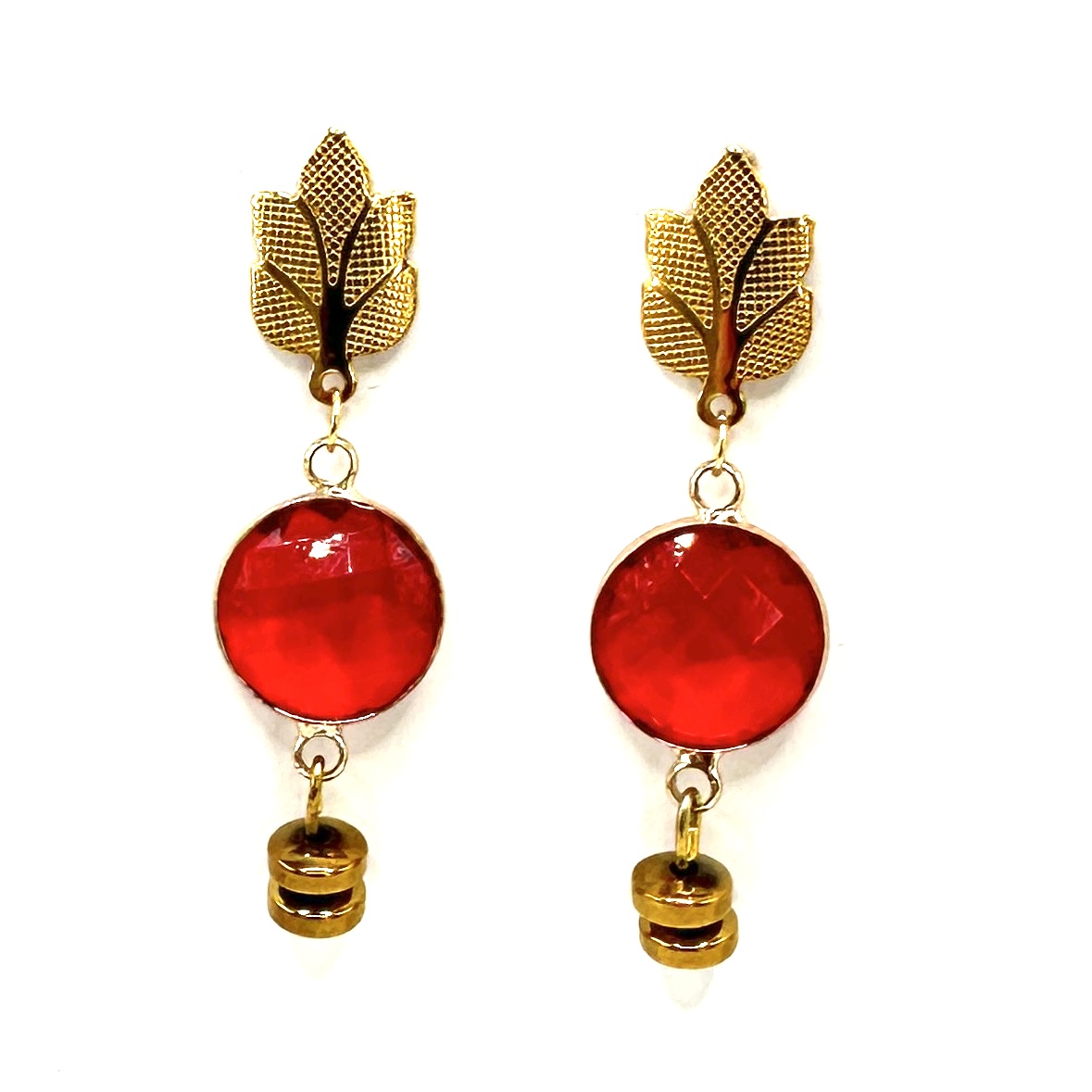 Brincos em aço dourado com folhas e pedras vermelhas Brincos dourados com pedra vermelha redonda e pendente cilíndrico