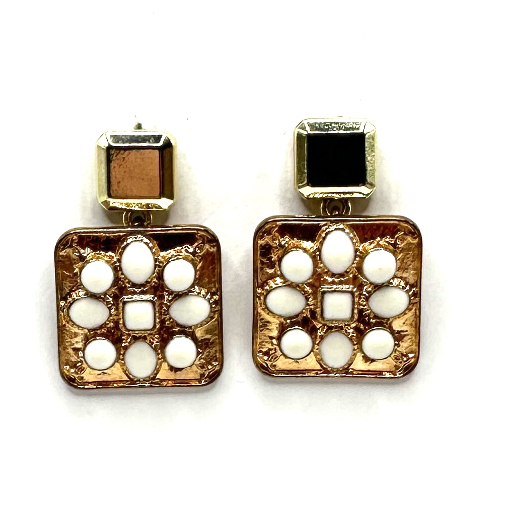 Brincos quadrados dourados Brincos dourados quadrados com pedras brancas e quadrados castanho e preto na parte superior