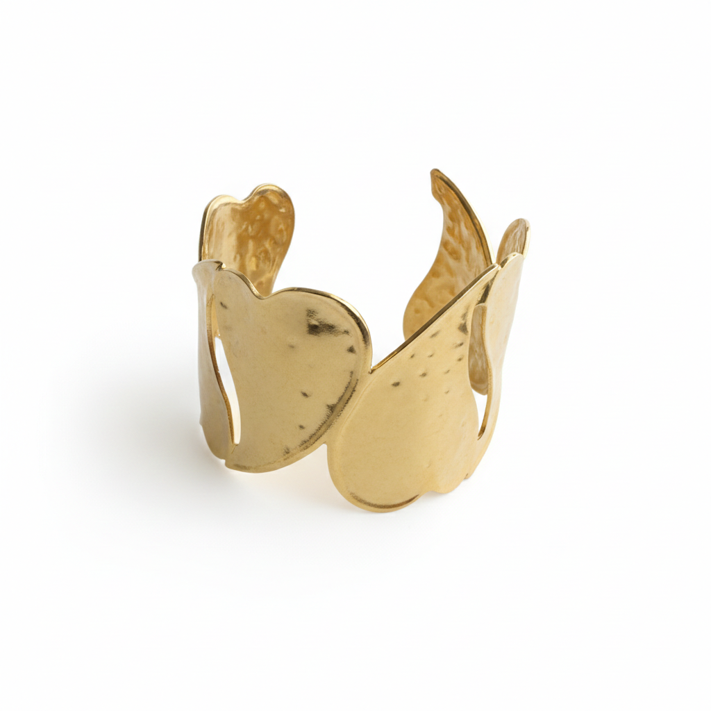 Pulseira em aço dourado com corações Pulseira dourada em metal martelado com recortes irregulares
