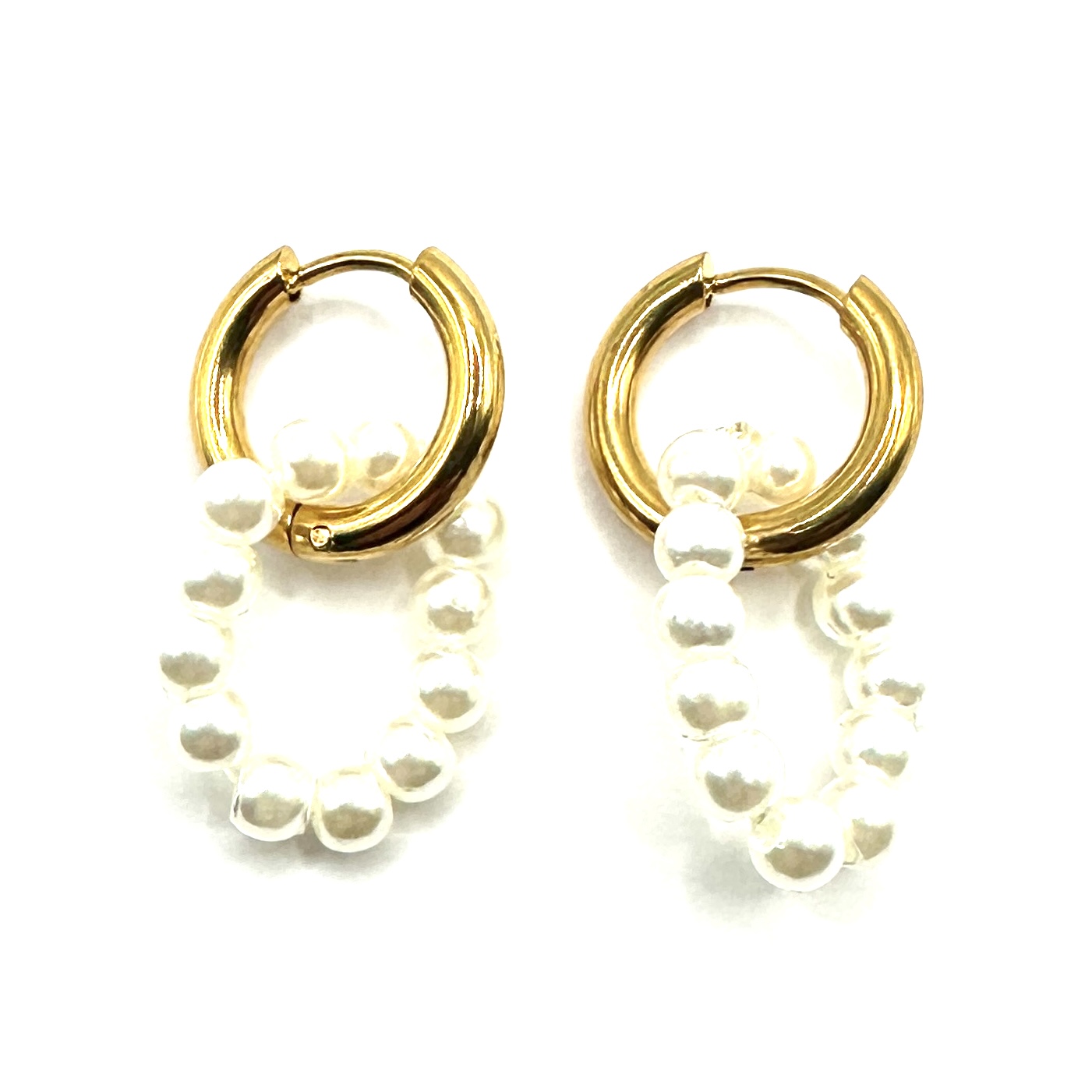 Argolas em aço com pérolas mini Brincos dourados com pérolas brancas em fundo branco