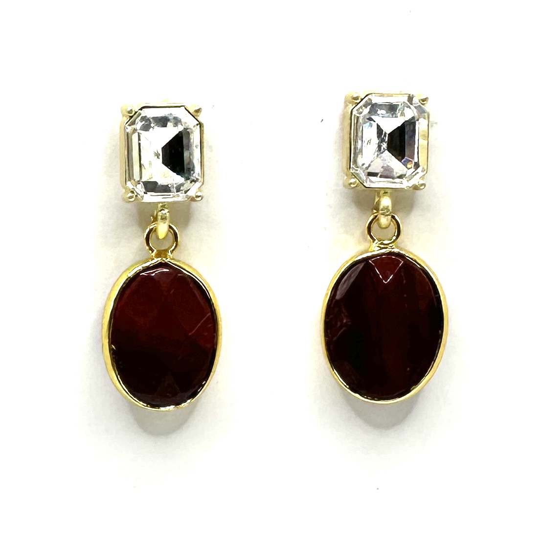 Brincos pedra natural grená e cristal Brincos dourados com pedras vinho e transparentes em fundo branco