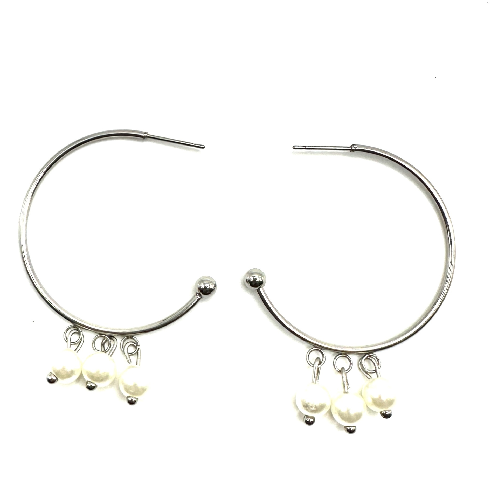 Argolas em aço com pérolas pendentes Brincos de argola prateados com três pérolas penduradas cada