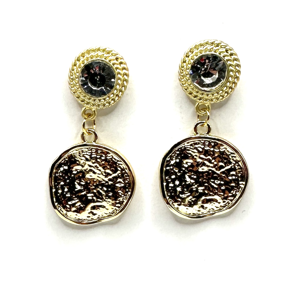 Brincos dourados com pêndulo martelado redondo Brincos dourados com pedra preta e disco texturizado pendurado