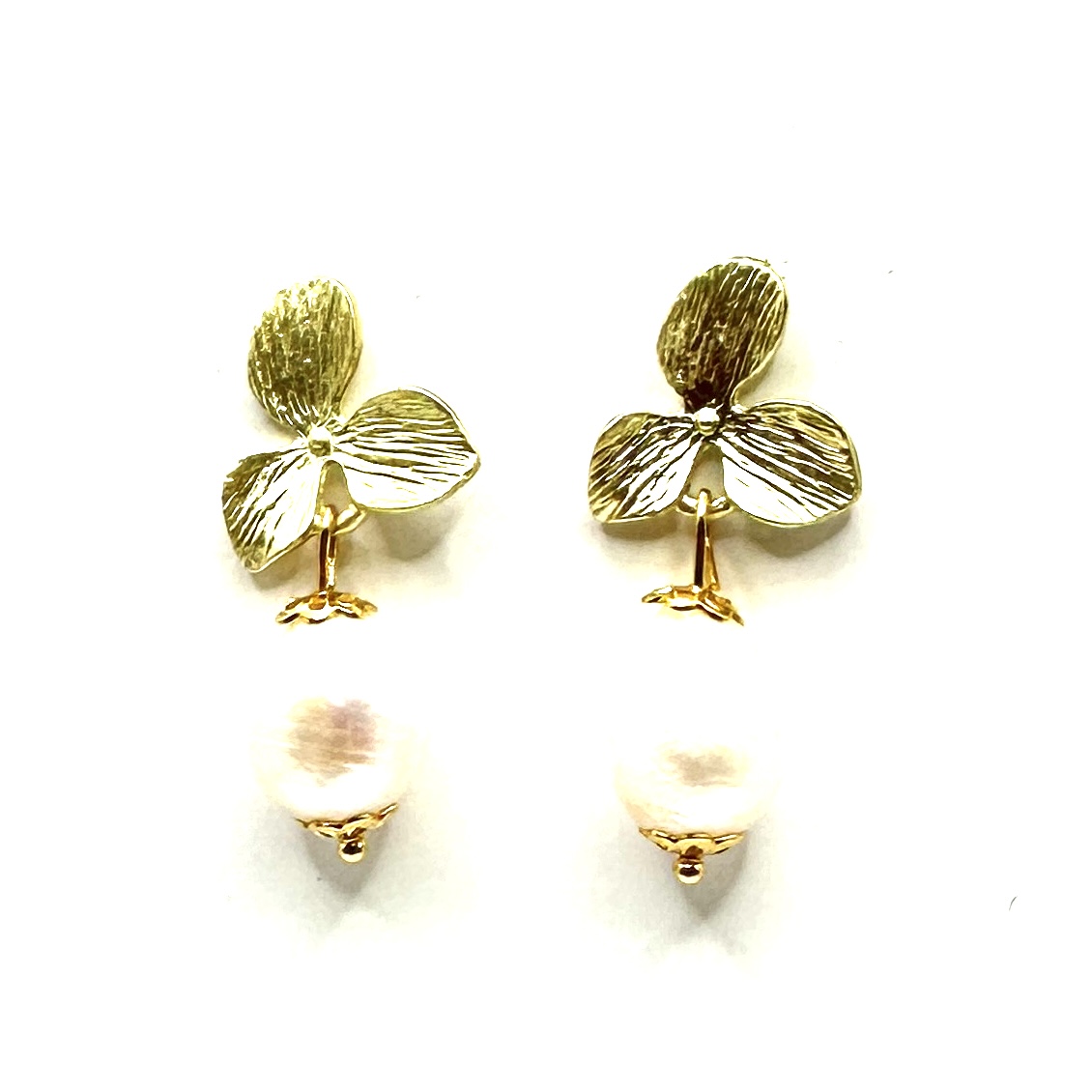 Brincos de flor e pérola de cultura Brincos dourados com pétalas e pérola