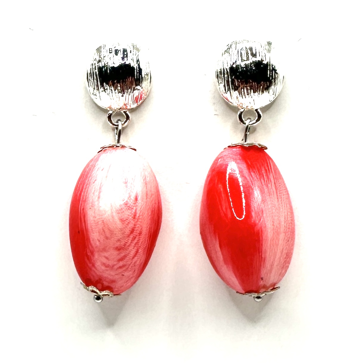 Brincos em tons vermelho e prateado Brincos com base prateada e pendente oval vermelho