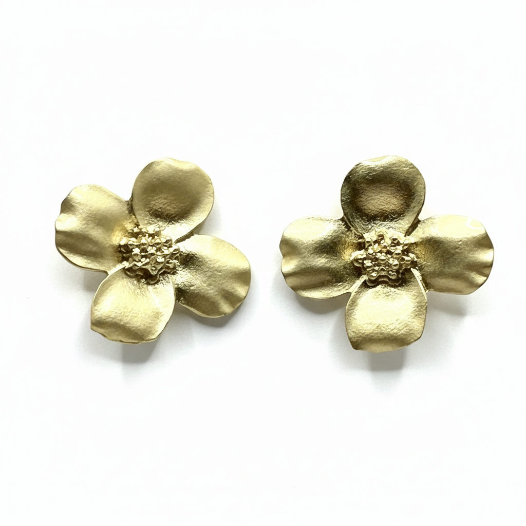 Brincos flor dourada Brincos florais dourados com quatro pétalas em metal texturizado.