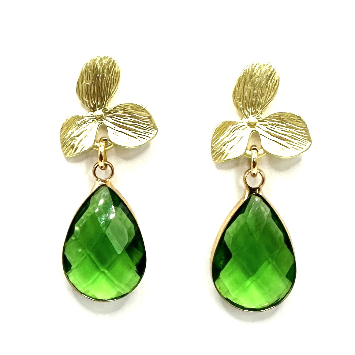 Brincos de flor e cristal verde Brincos dourados com folhas e pedra verde em gota