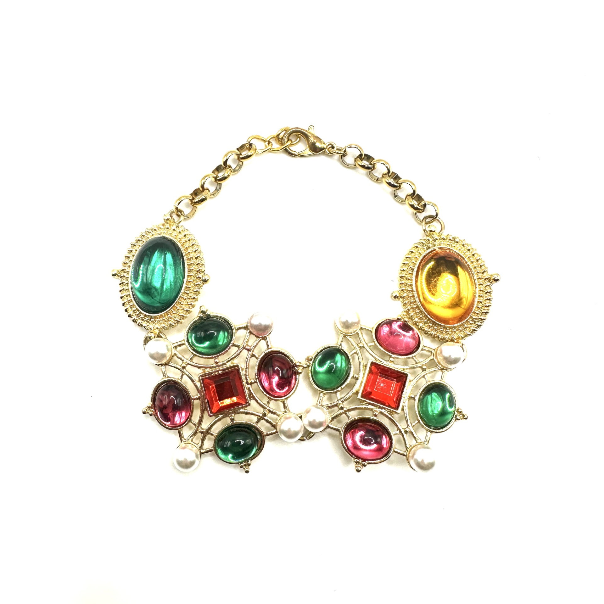 Pulseira com cores vibrantes Pulseira com pedras coloridas, pérolas e fecho dourado sobre fundo branco