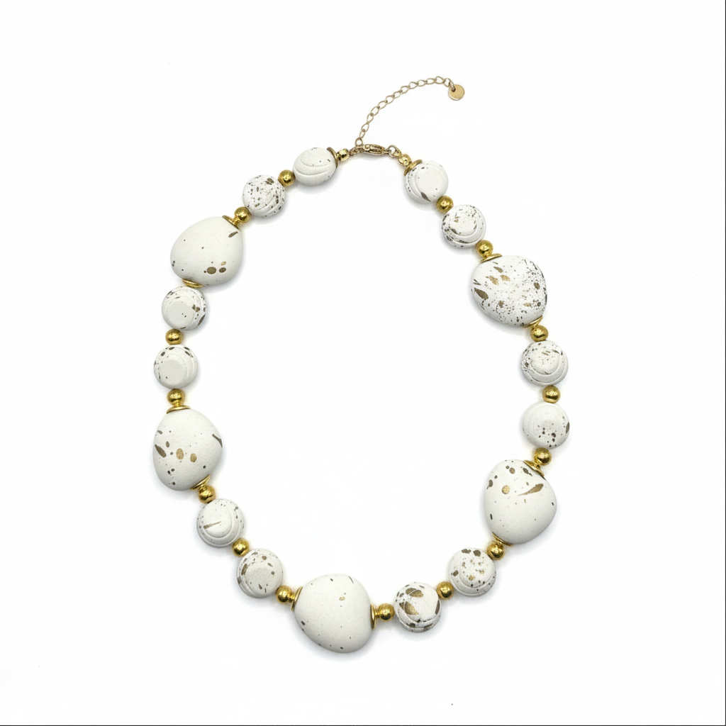 Colar branco e dourado Colar de contas brancas com manchas douradas e espaçadores dourados