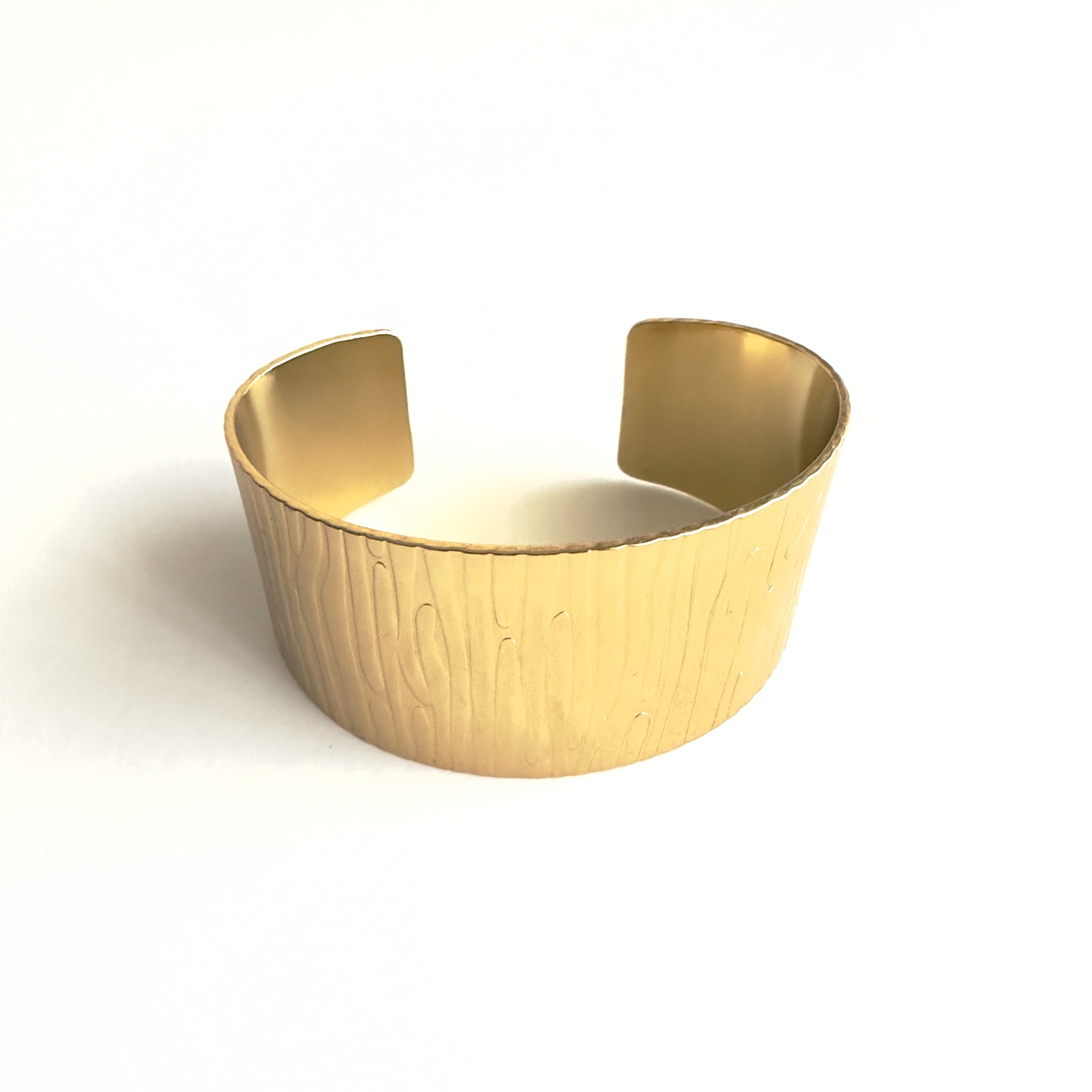 Escrava larga em aço dourado Pulseira metálica dourada com textura de veios de madeira