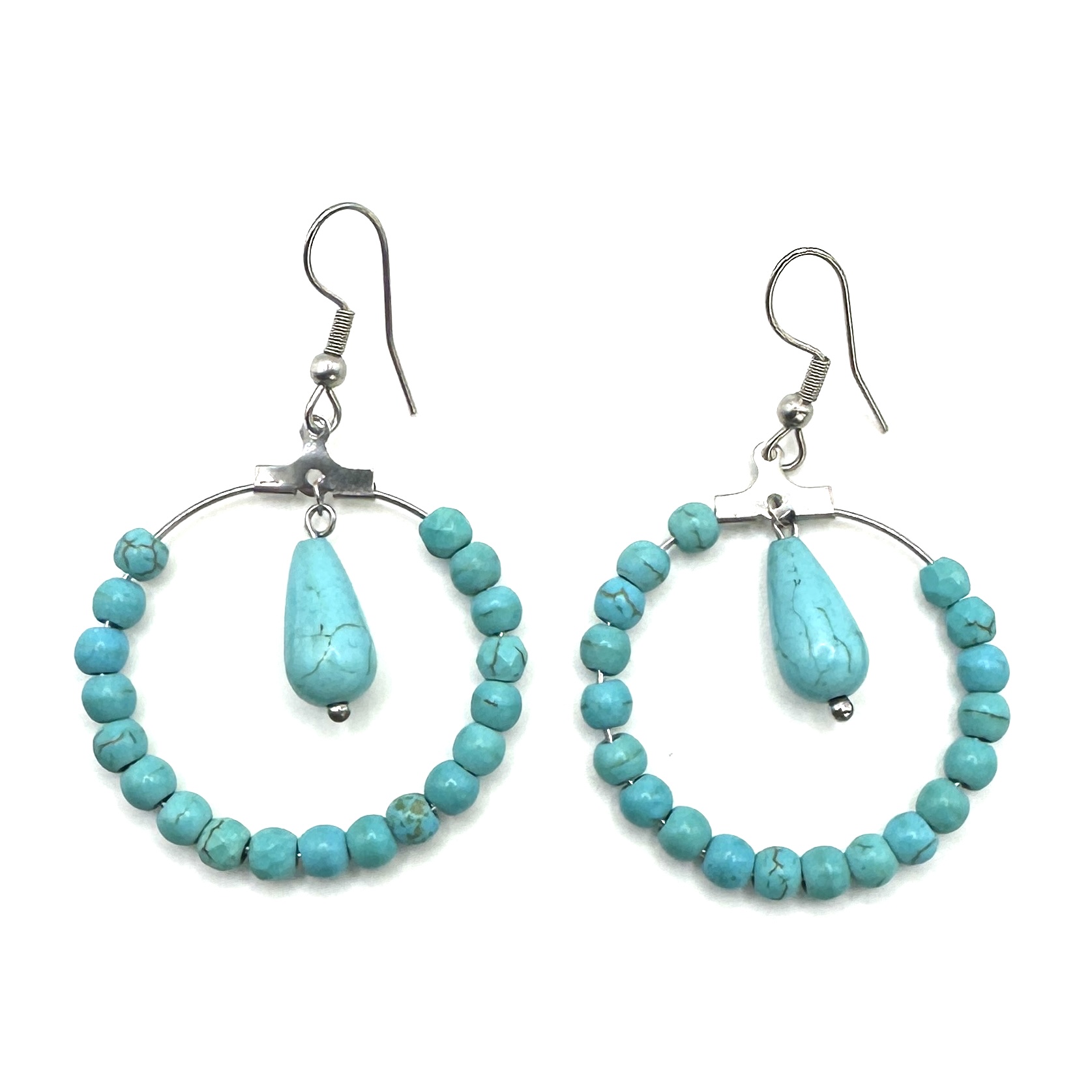Argolas em aço com turquesas Brincos em aro circular com contas turquesa e pendente gota turquesa