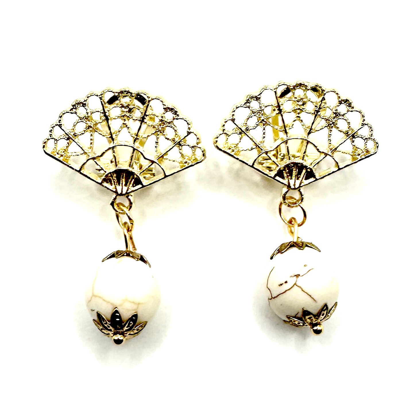 Brincos leque dourado e brancos Brincos dourados em forma de leque com esfera branca pendente