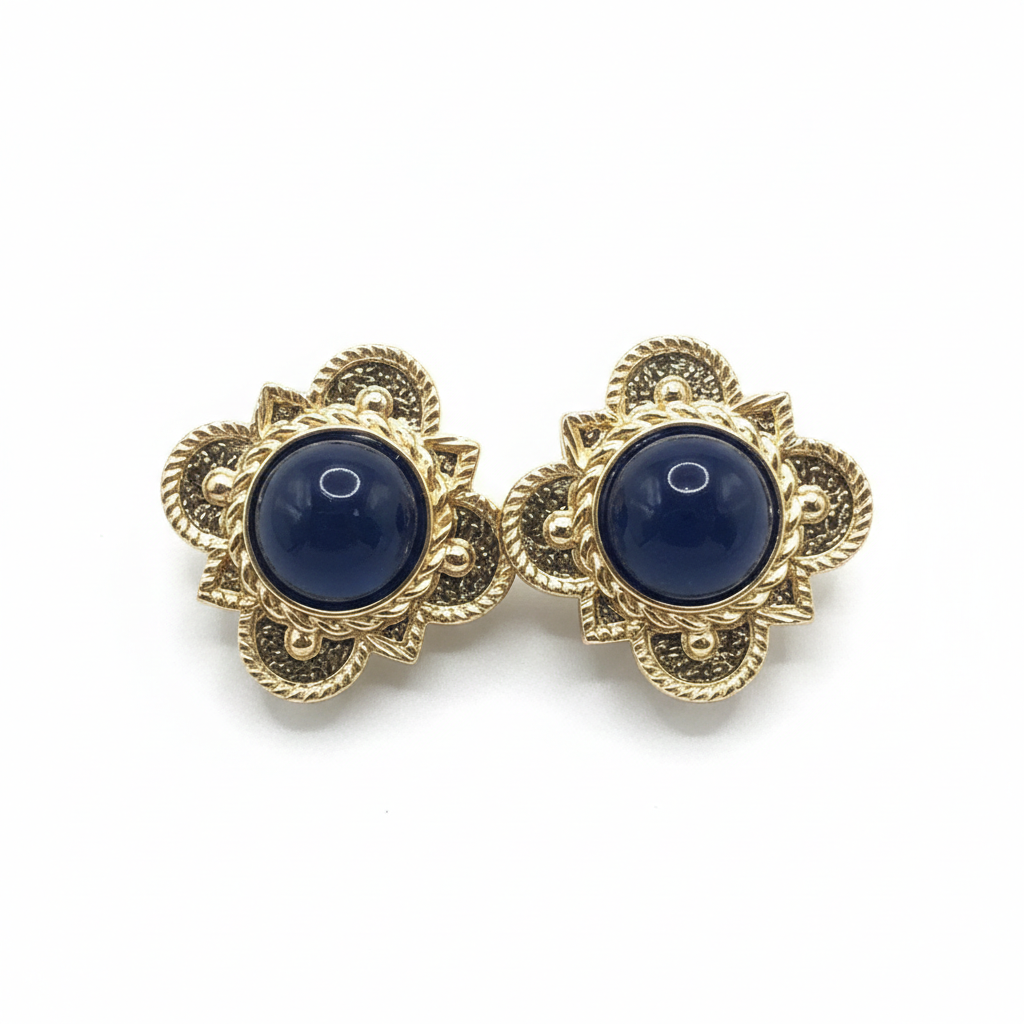 Brincos flor azul celeste Brincos dourados com pedra azul escura redonda no centro