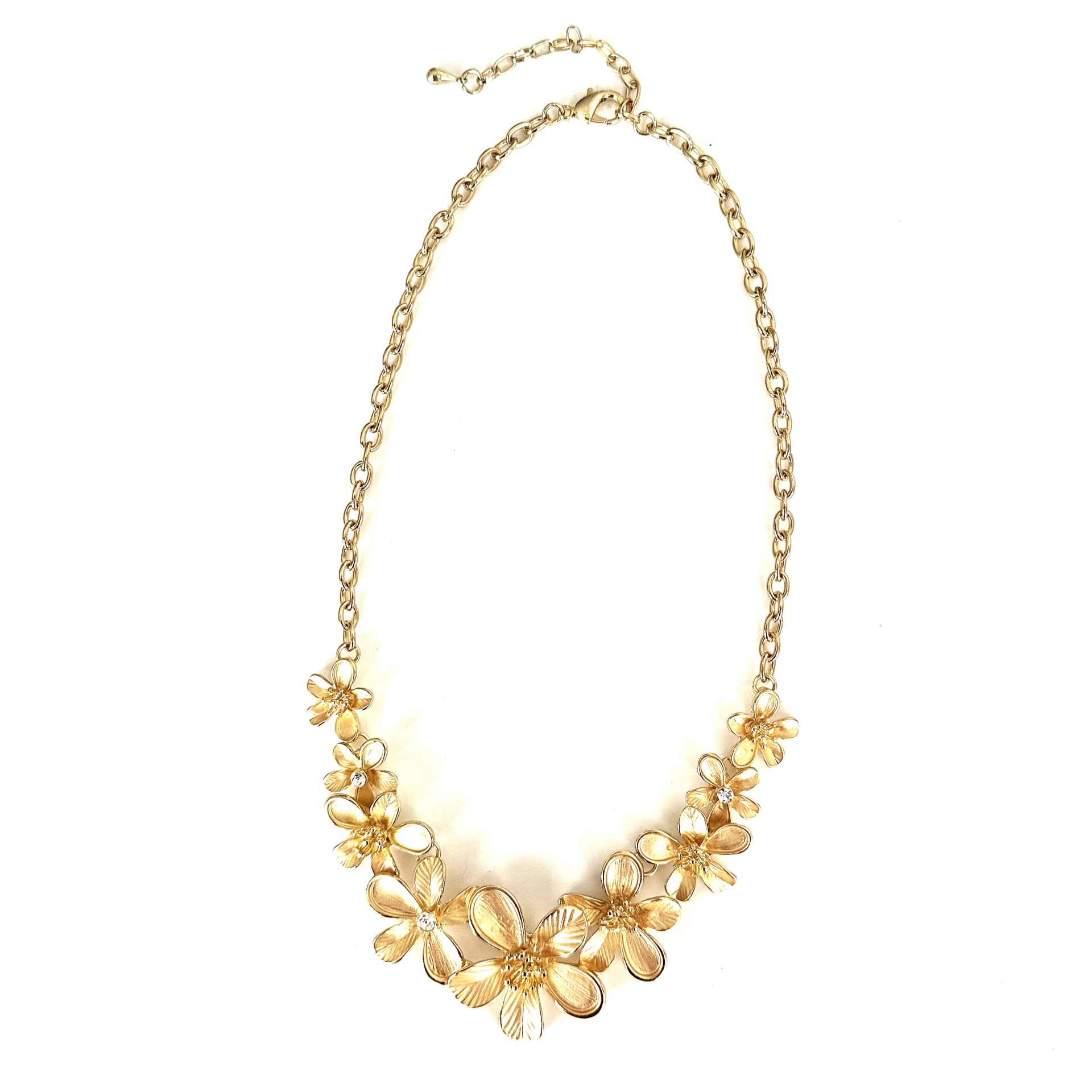 Colar dourado com flores Colar dourado com flores metálicas decorativas e cristais.