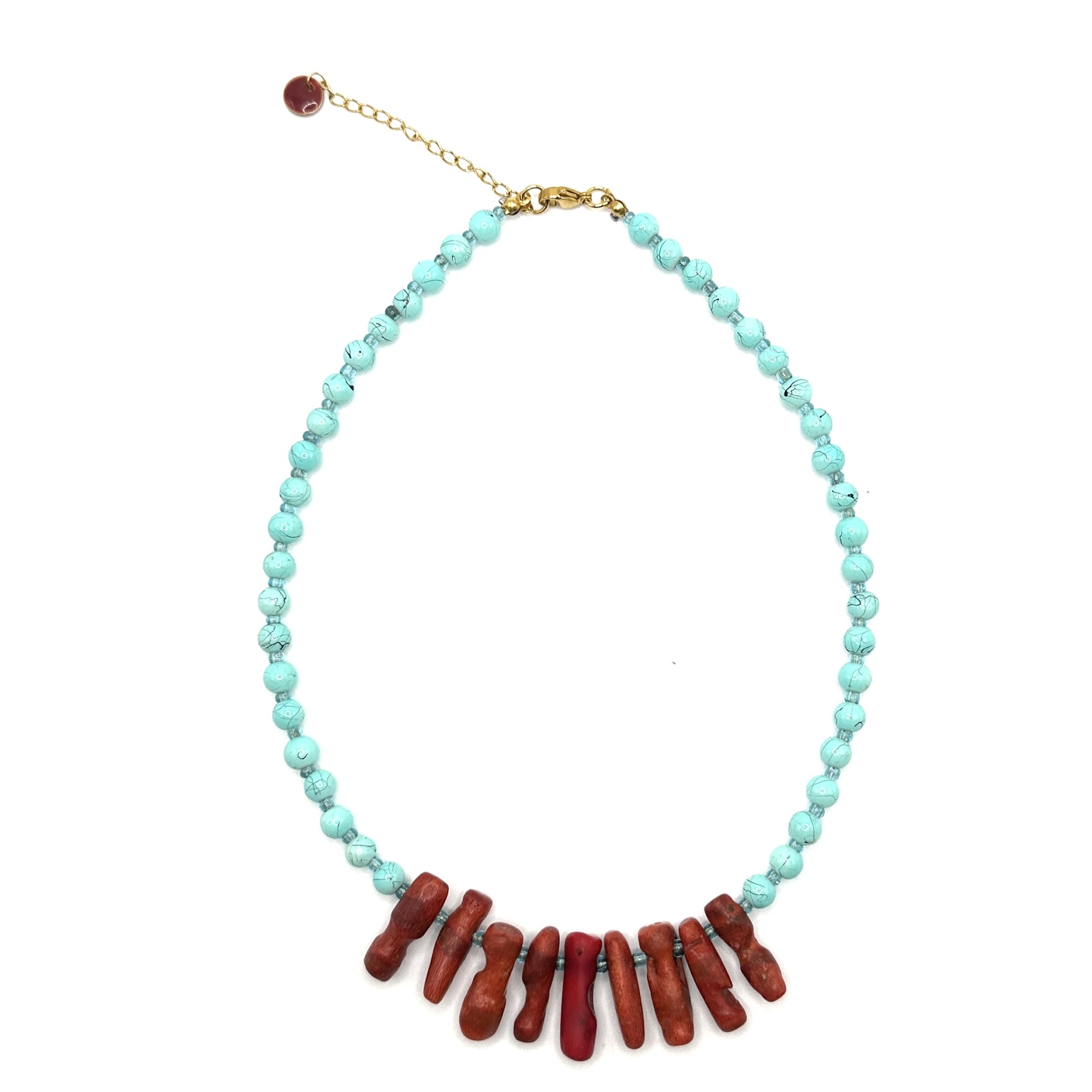 Colar turquesa e raiz de coral vermelho Colar com contas azul-turquesa e pingentes castanho avermelhado.