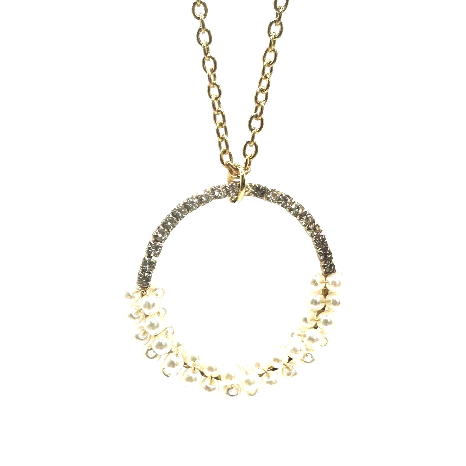 Fio em aço dourado com pêndulo em forma de aro, pérolas mini e zircónias Colar dourado com pendente circular de cristais e pérolas em fundo branco