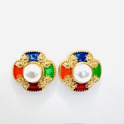 Brincos de metal dourado com esmalte colorido e pérola central