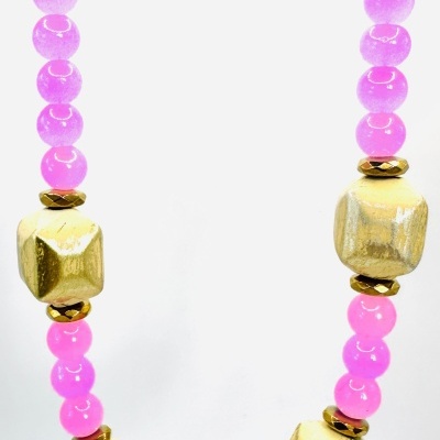 Colar com contas cor-de-rosa e douradas em corrente dourada