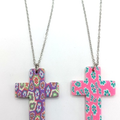 Collares con cruces de patrones florales coloridos sobre fondo blanco