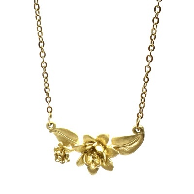 Colar dourado com folhas e flores em detalhe