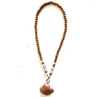 Colar de contas de madeira com pendente de concha
