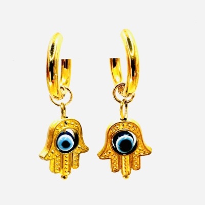 Brincos de argola dourados com pingentes de mão hamsá com olho azul