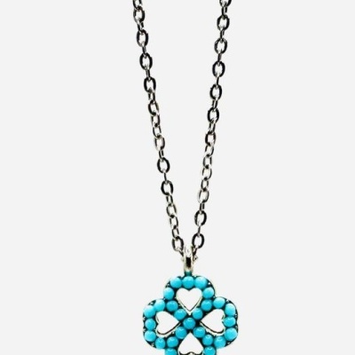 Colar com pendente de trevo turquesa com corações