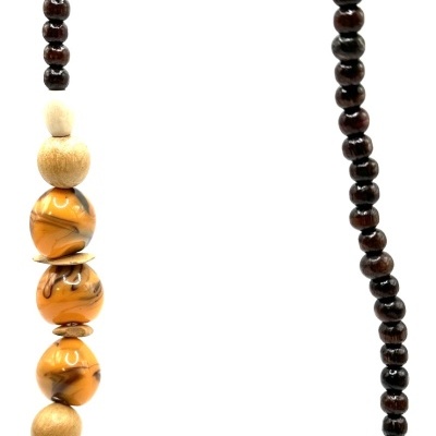 Colar com contas castanhas escuras e contas maiores marmoreadas em tons laranja e bege