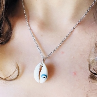 Colar com pendente de concha branca e olho azul