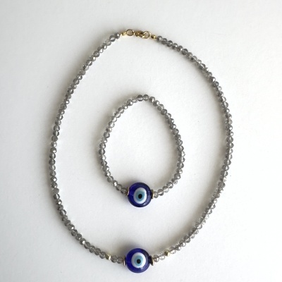 Colar e pulseira de contas cinzentas e azul com padrão de olho