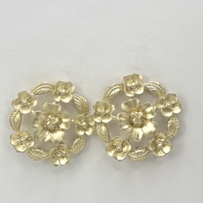 Par de brincos dourados com design floral redondo