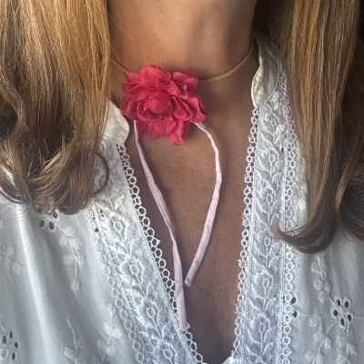 Colar de tecido com flor vermelha e camisa branca bordada