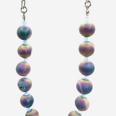 Colar com contas esféricas iridescentes e corrente metálica prateada