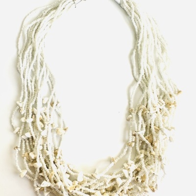 Colar multi-fios branco com contas e pérolas de concha naturais