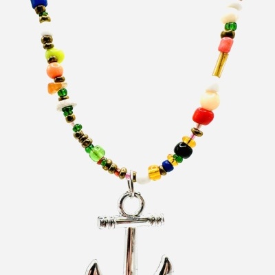 Colar com contas coloridas e pendente de âncora prateada