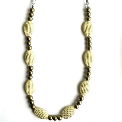 Colar com contas ovais bege texturizadas e contas redondas castanho-douradas