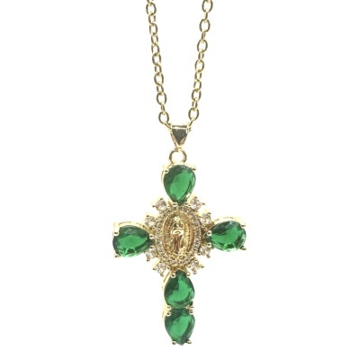 Colar dourado com pendente em forma de cruz com pedras verdes e brilhantes