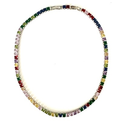 Colar colorido com pedras quadradas de várias cores em fundo branco