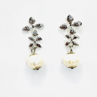 Brincos com flores prateadas e pérolas penduradas
