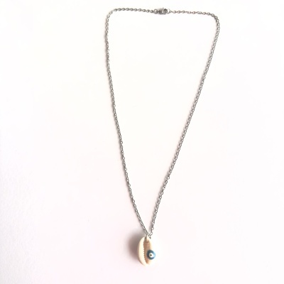 Colar prateado com pendente concha branca e olho turco azul