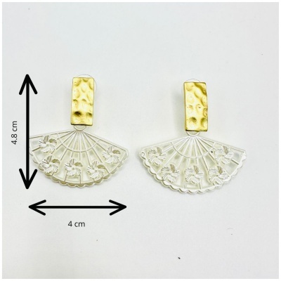 Brincos dourados com pendente acrílico transparente em forma de leque com padrão floral