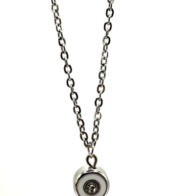 Colar prateado com pendente circular e detalhe central