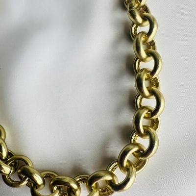 Colar dourado com elos grandes em fundo branco