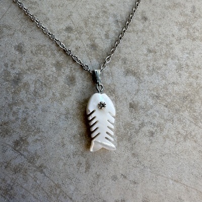 Colar com pendente em forma de espinha de peixe branca com detalhe brilhante