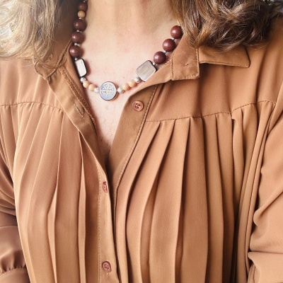 Colar com contas de madeira castanha e bege e pendente redondo com gravação